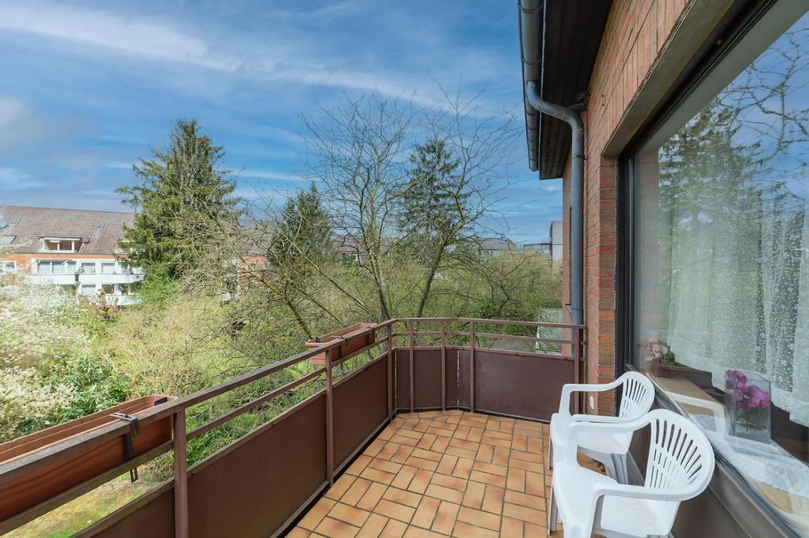 Schöne, möblierte 2 Zimmer Wohnung mit Balkon und Tiefgarage Düsseldorf Apartment