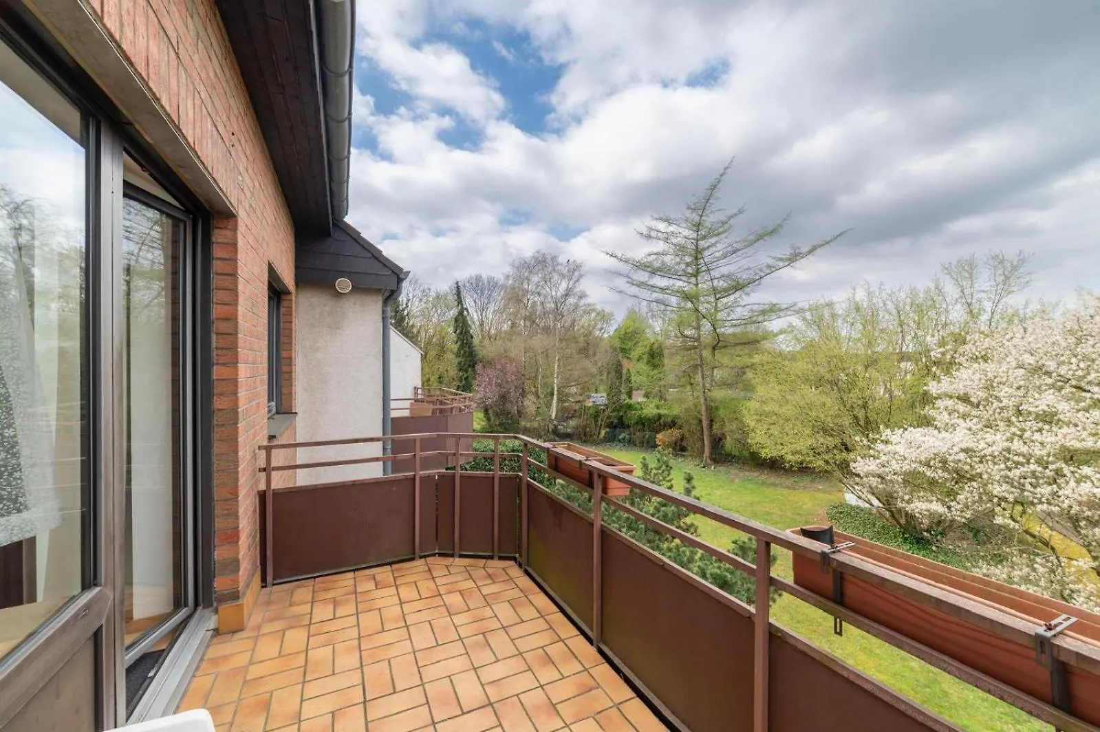 Schöne, möblierte 2 Zimmer Wohnung mit Balkon und Tiefgarage Düsseldorf 0*,  Deutschland