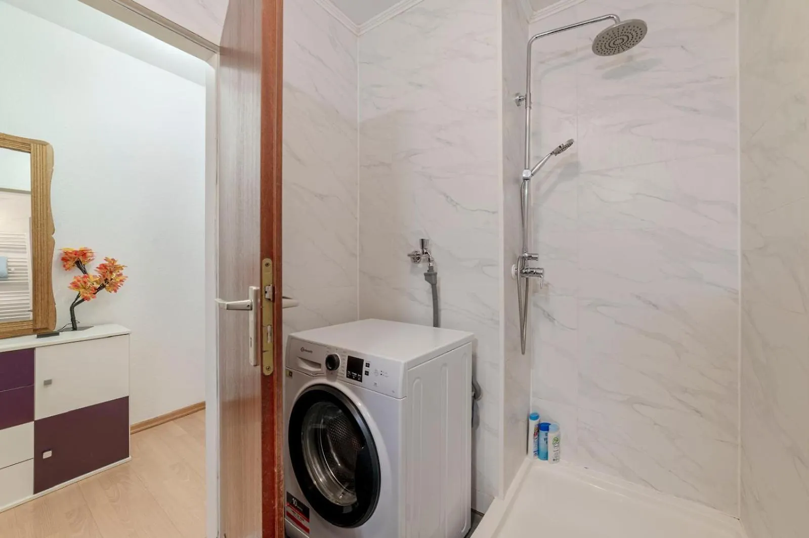 Schoene, Moeblierte Wohnung Mit Balkon Und Tiefgarage Düsseldorf