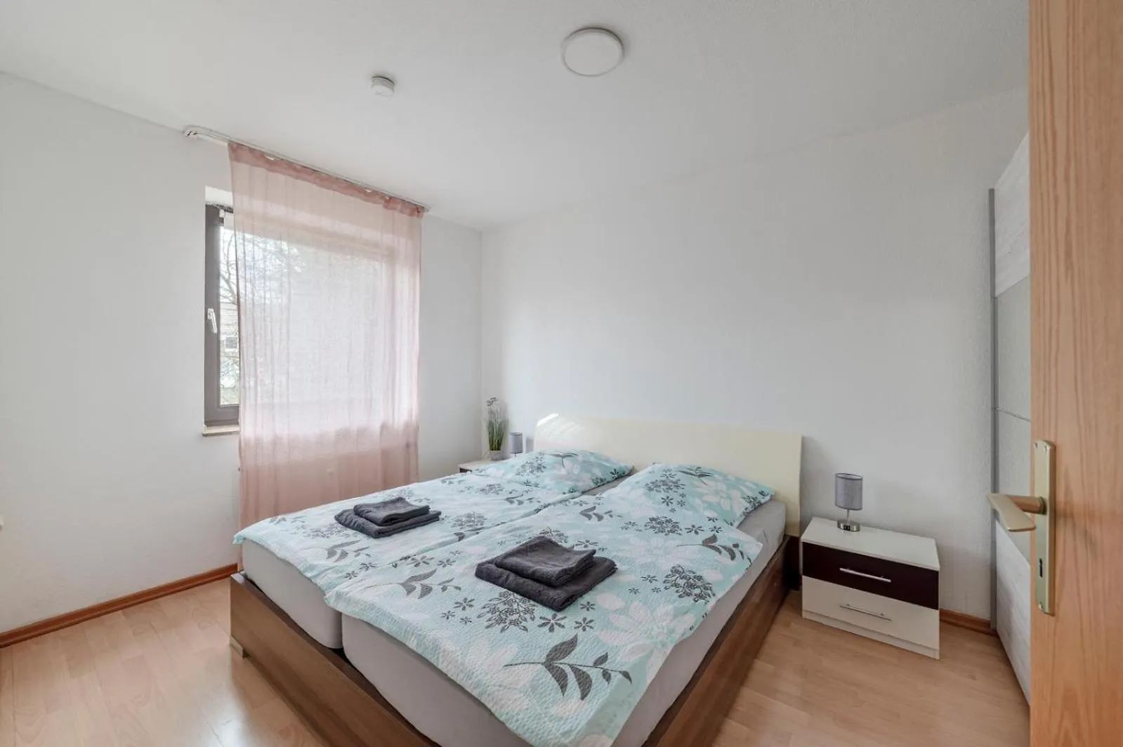 Schoene, Moeblierte Wohnung Mit Balkon Und Tiefgarage Düsseldorf Lägenhet
