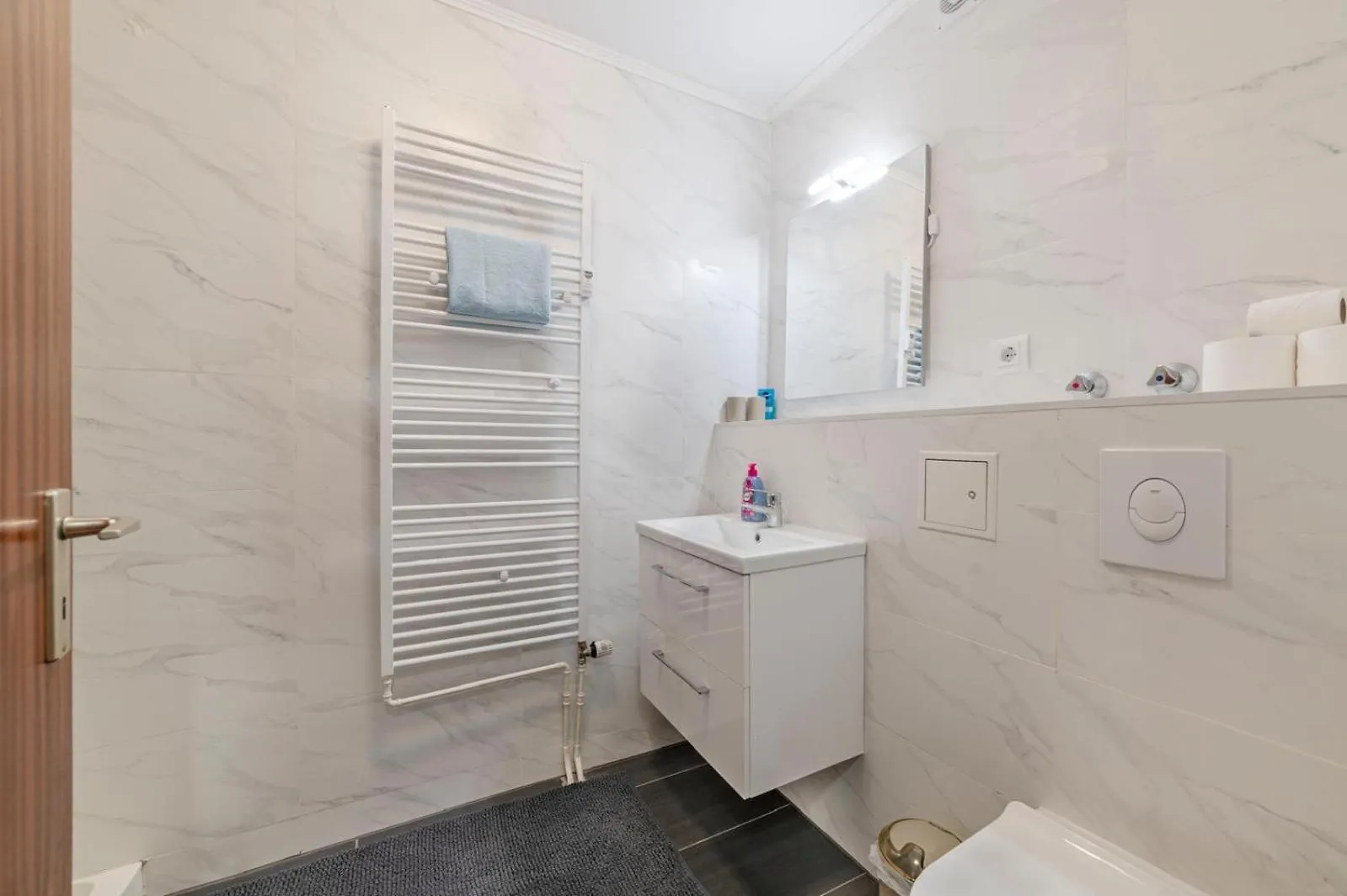 Schöne, möblierte 2 Zimmer Wohnung mit Balkon und Tiefgarage Düsseldorf 0*,